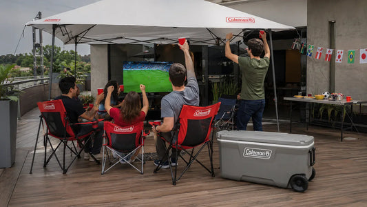 Fan zone corporativo para empleados durante el Mundial, equipado con sillas plegables, hielera Coleman y toldo para crear espacios de integración sin afectar la operación de la empresa.